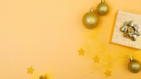 Animation-Von-Weihnachtsgeschenken-Und-Kugeln-Auf-Gelbem-Hintergrund