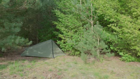 Panorámica-De-Izquierda-A-Derecha-Del-Fotograma-Que-Muestra-Una-Tienda-De-Campaña-En-Un-Camping-En-Medio-Del-Bosque-De-Thetford,-En-El-Reino-Unido.