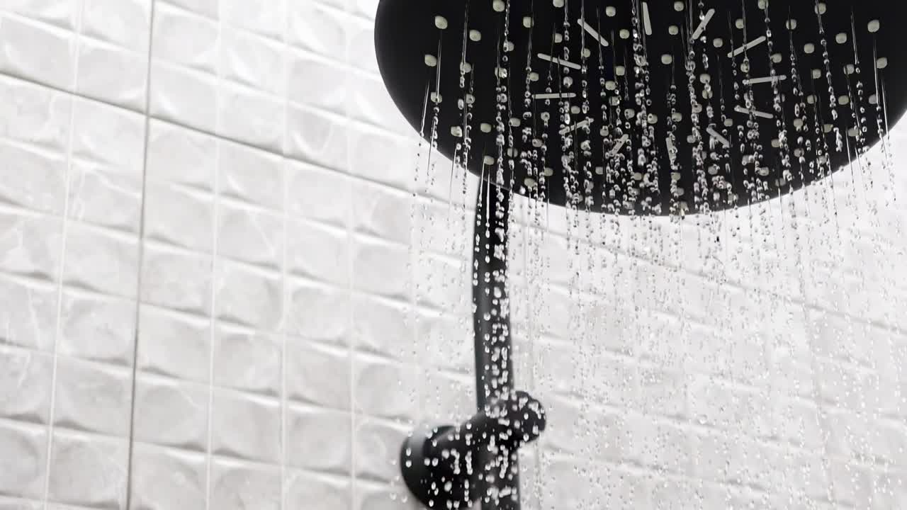 agua que fluye de una ducha en tailandia