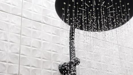 agua que fluye de una ducha en tailandia