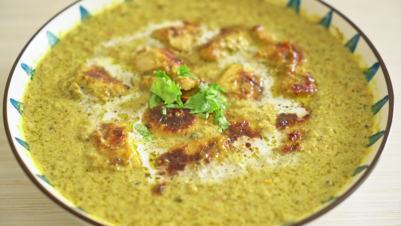 pollo afgano en curry verde o pollo hariyali tikka hara masala - estilo de comida india