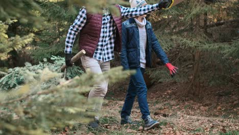 Vater-Und-Sohn-Fanden-Den-Perfekten-Weihnachtsbaum