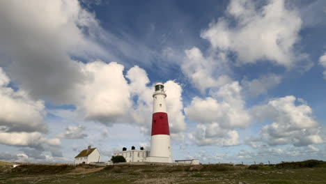 nubes blancas que pasan sobre la cabeza del famoso faro de portland bill en la costa sur de dorset ubicado en la isla de portland
