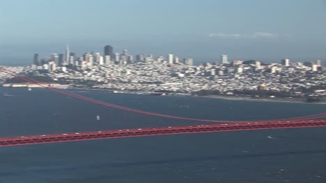 Pan-shot-along-Golden-Gate-Bridge,-California,-USA