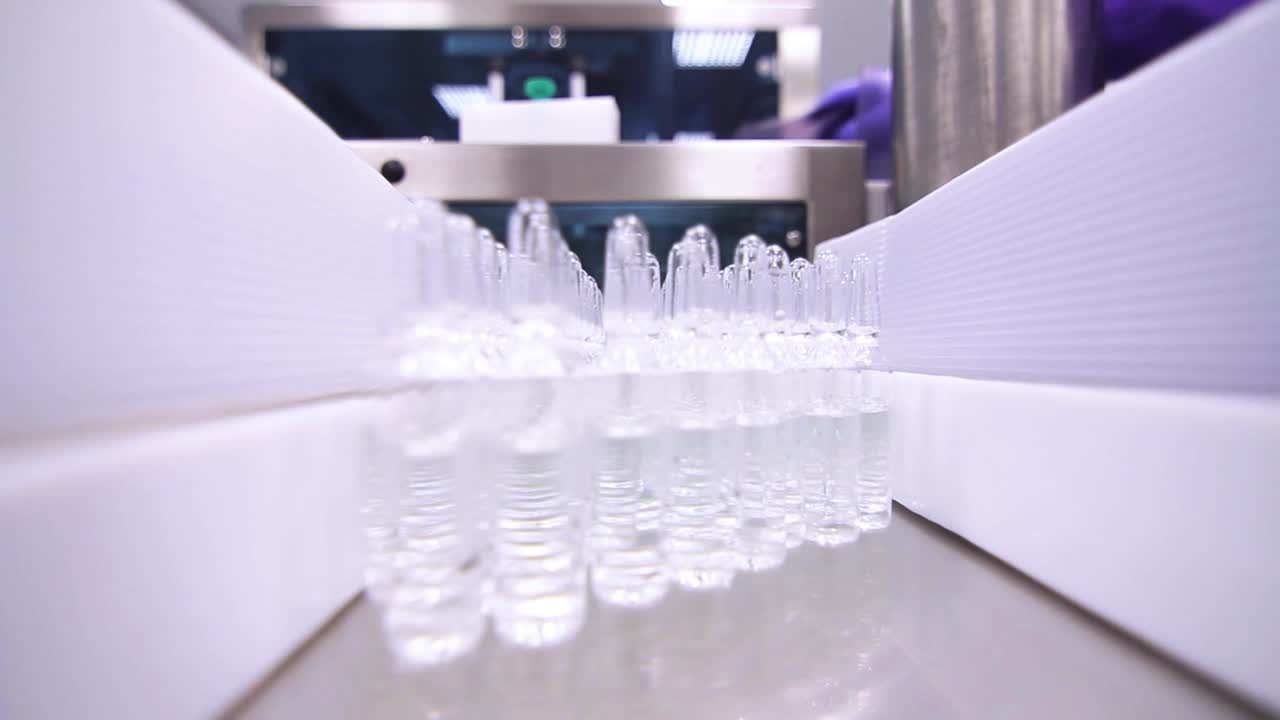 의약품 제조 라인에서 포장 된 병. 의약품 생산 라인