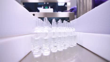 viales envasados en la línea de fabricación farmacéutica. línea de producción farmacéutica
