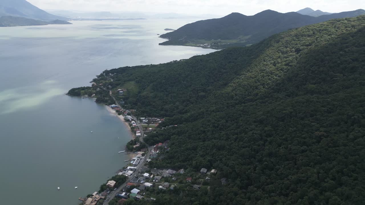 drone vuela sobre la isla de santa catarina vista aérea de florianópolis brasil
