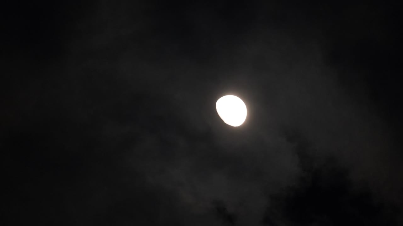 el lapso de tiempo de la luna amarilla con nubes en el cielo oscuro. cielo nocturno