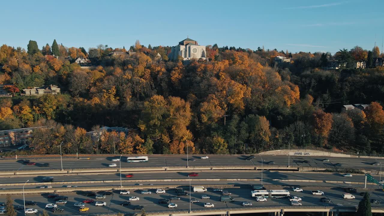 드론이 바쁜 다차선 고속도로 위로 아오르며 멋진 활기찬 가을 색의 나무, 시애틀, 워싱턴