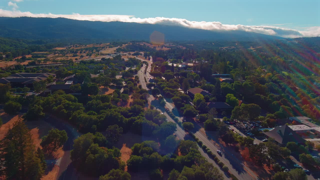 Toàn cảnh đẹp từ trên cao của Đường Sand Hill nổi tiếng ở Menlo Park, California, Hoa Kỳ.