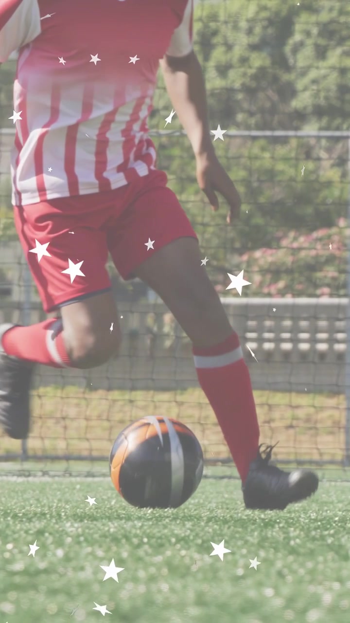 Video vertical: Jugador de fútbol dando toques al balón, entrenando el control y moviéndose, mientras estrellas se superponen al balón