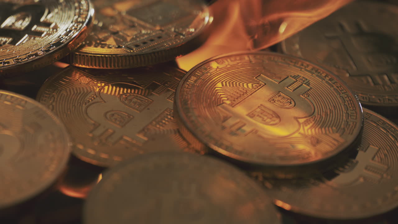 monedas de bitcoin ardiendo en el fuego