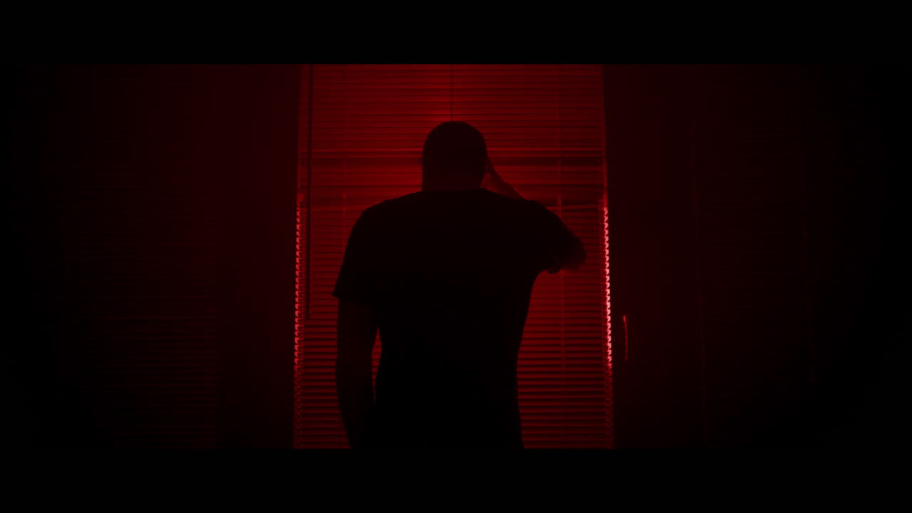 밤에 창밖을 바라보는 남자