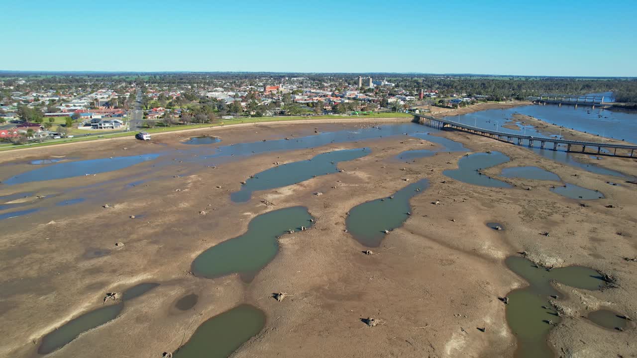 sobre el barro y los charcos de agua en el lago mulwala después de que el lago fue drenado para la erradicación de malezas