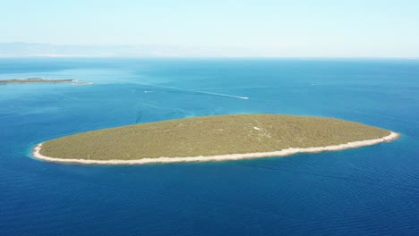 Aguas-Azules-Tranquilas-Del-Mar-Adriático-Que-Rodea-La-Isla-Paradisíaca-De-Losinj-En-Croacia---Drone-Aéreo,-Tiro-Panorámico