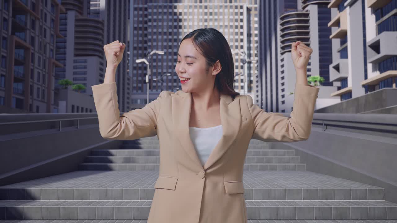 아시아 사업가 여성이 도시 거리에서 미소 짓고 근육을 구부린다