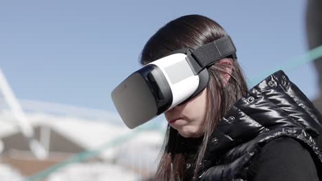 Frau-Benutzt-VR-Headset-Und-Laptop