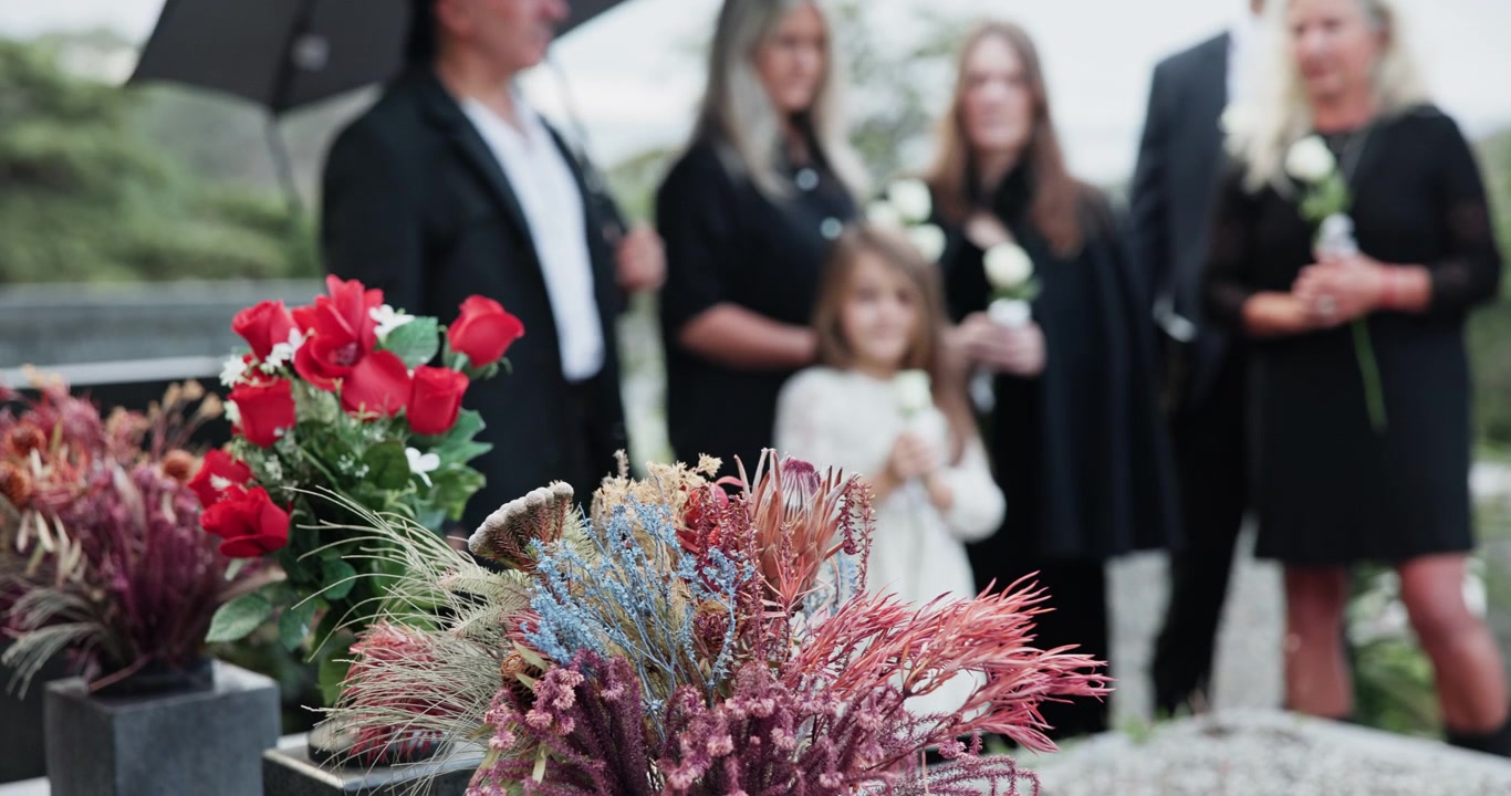 Família em Luto em um Cemitério Durante um Funeral