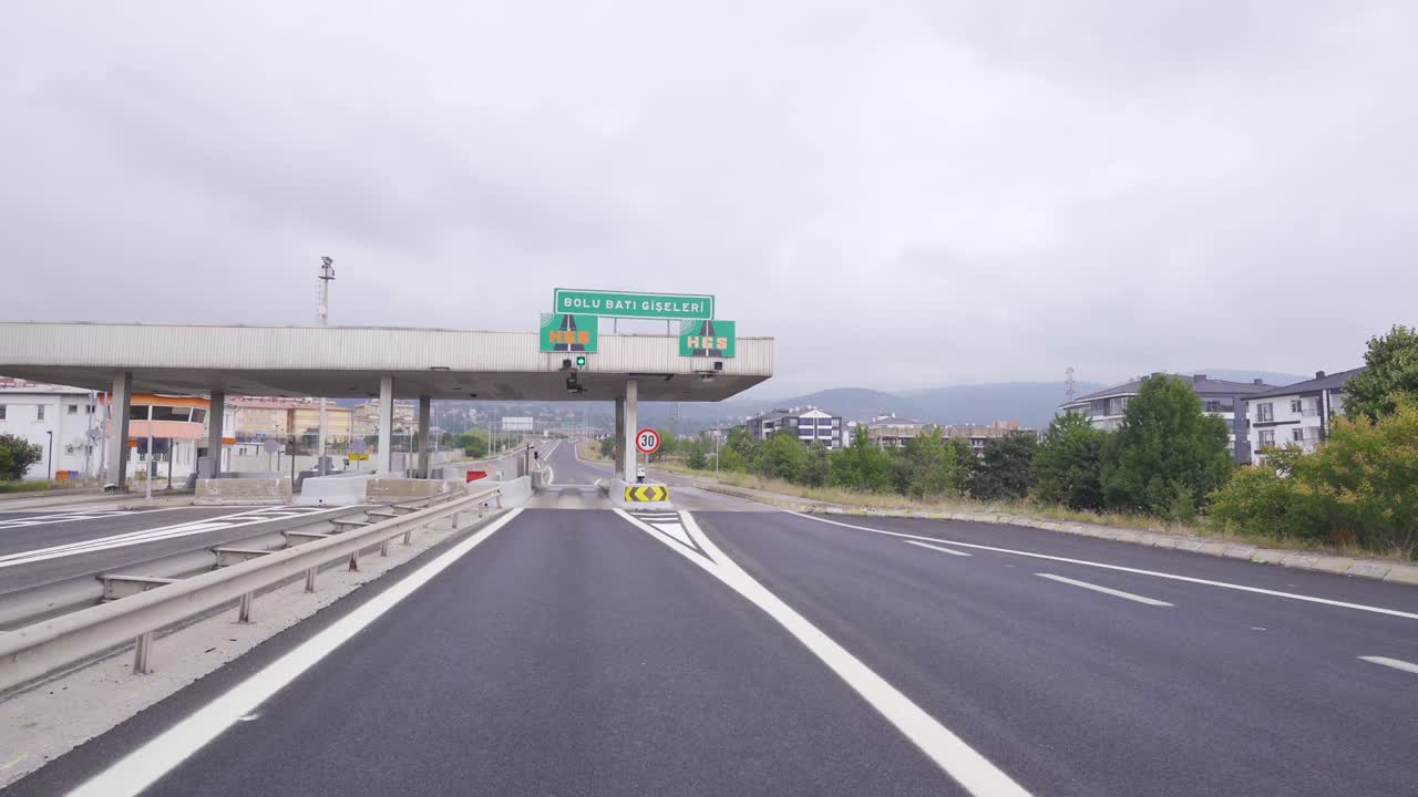 빠른 교통 시스템. 요금 고속도로 도로.