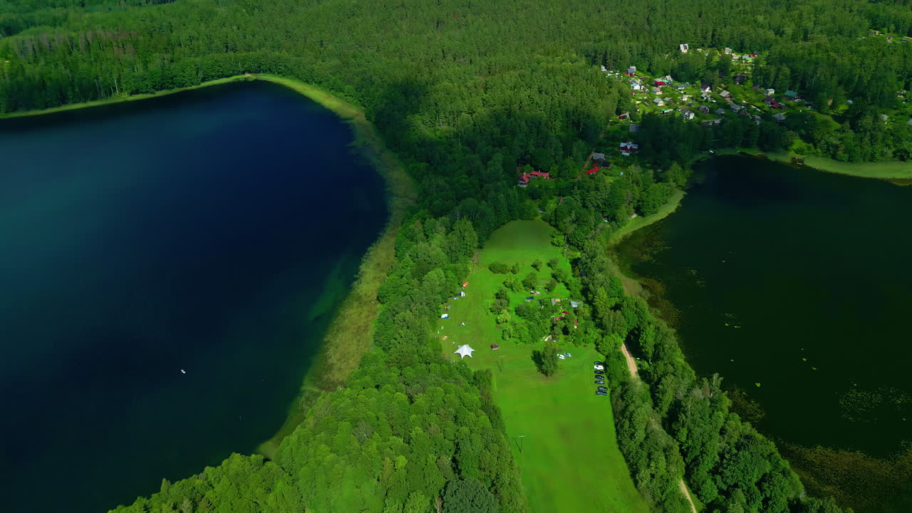 구름은 숲과 두 개의 에 있는 호수, 공중 도리 위에 그림자를 던집니다.