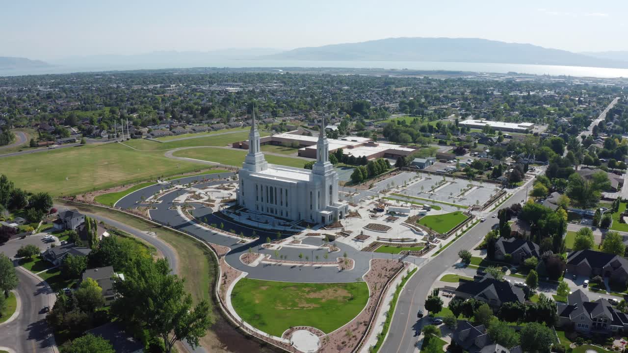 Aerial view of the Lindon Utah LDS temple with a new empty parking lots with Lindon City and Utah lake in the background (before dedication)