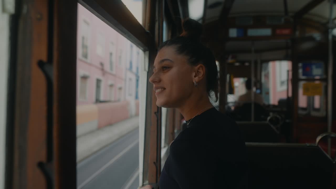 Donna su un tram che guarda fuori dal finestrino