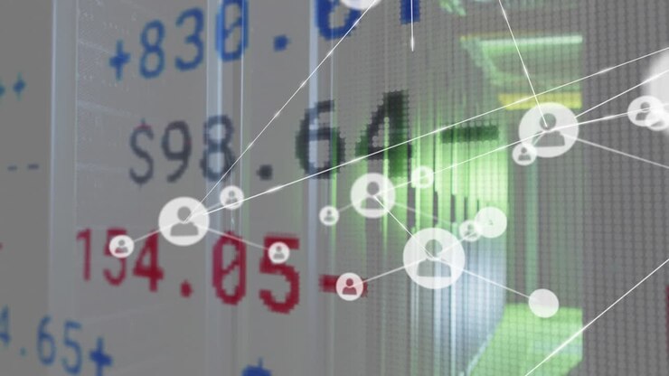 Animazione di icone di profilo connesse sovrapposta a un tabellone di trading con una sala server sullo sfondo.