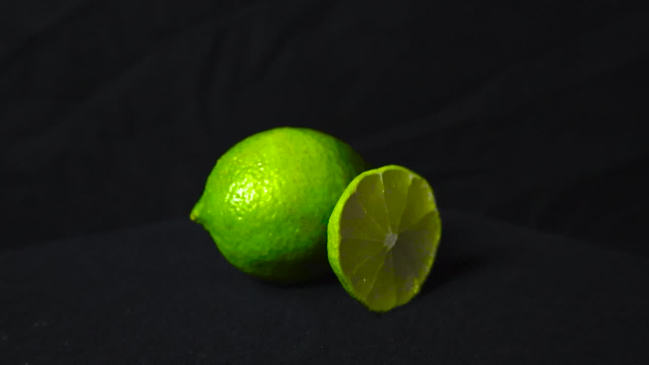 rebanada de limón y limón