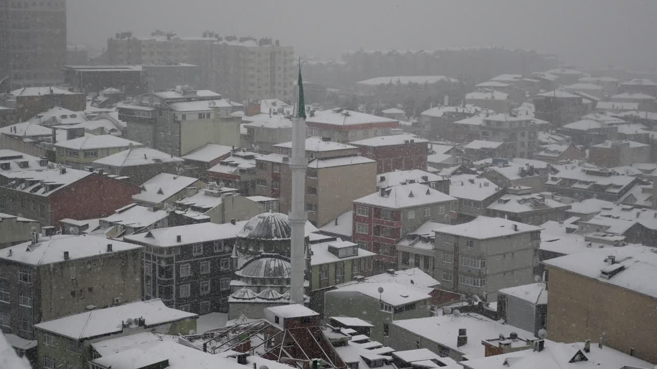 모스크 와 함께 눈 인 도시 풍경