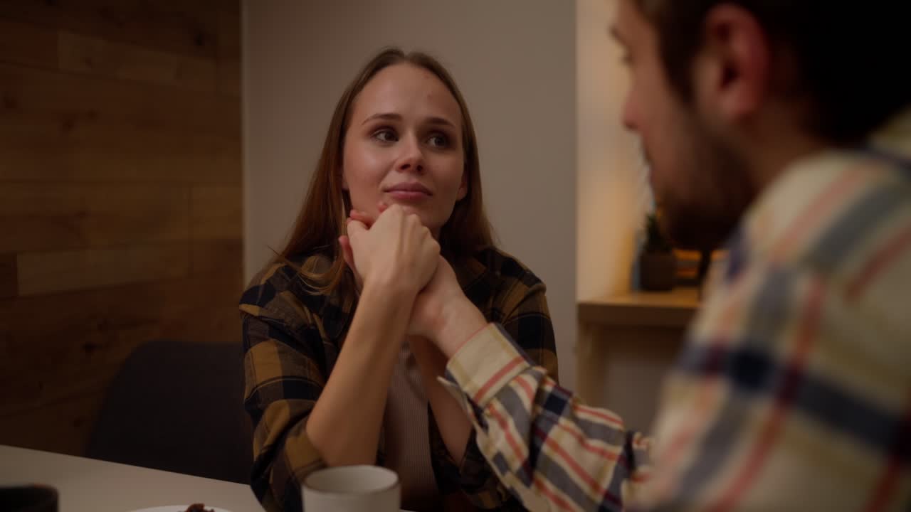 una pareja disfrutando de una noche romántica.