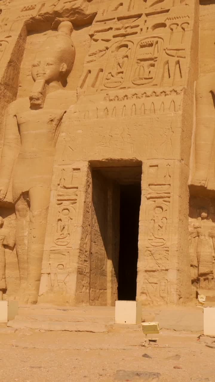 Chrám a sochy Abu Simbel