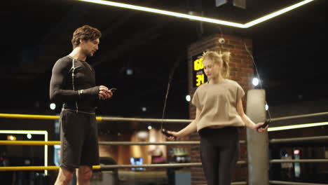 mujer deportiva saltando en el gimnasio