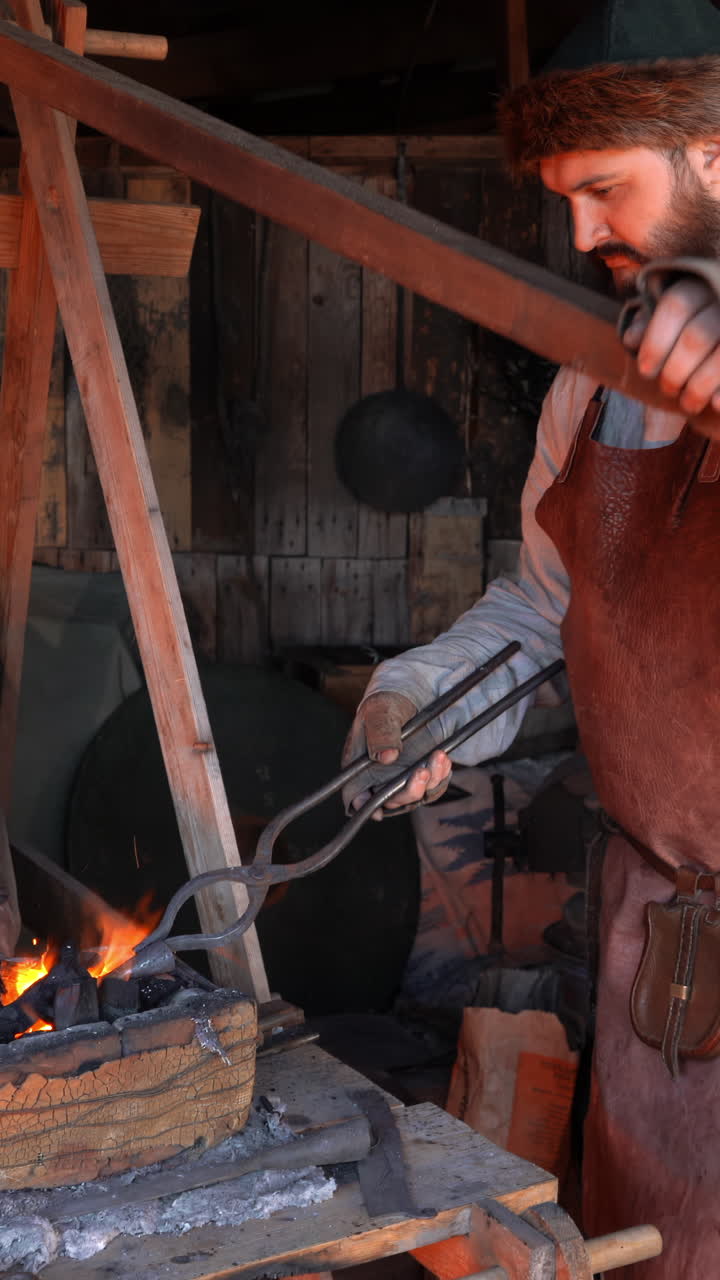 кузнец на работе