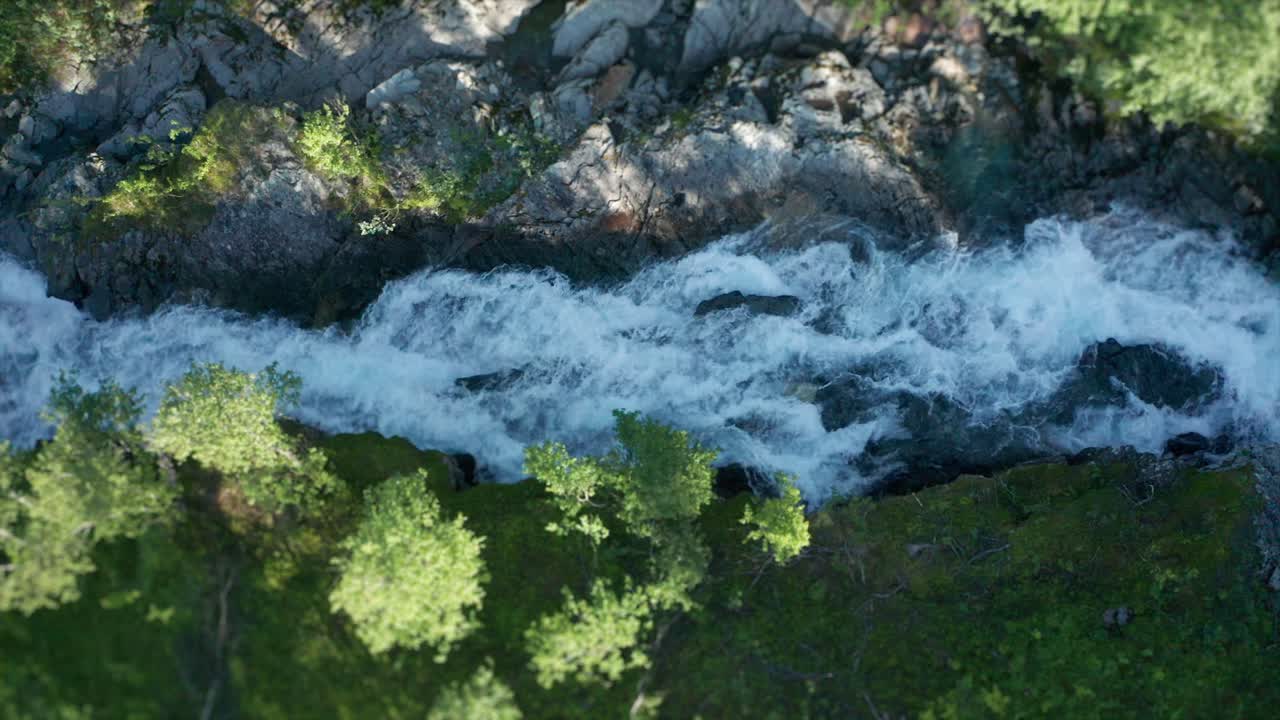un vistazo a la corriente stikkelvikelva hecha desde el aire: aguas furiosas están superando las rocas resistentes, haciendo mucha espuma blanca y salpicaduras