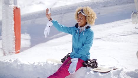 Mujer-Joven-Feliz-Posando-Para-Un-Selfie-De-Invierno