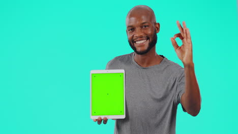 está bien, hombre negro con tableta.