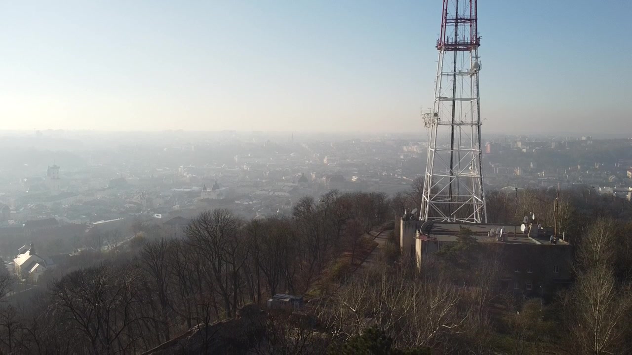 Vista aerea di un drone in volo vicino a una torre TV.
