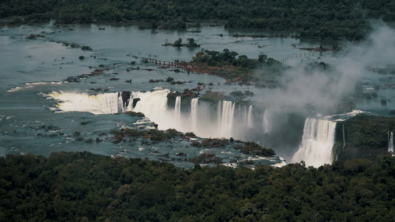 vista aérea de las cataratas de iguazu, patrimonio de la humanidad de la unesco en el parque nacional en la frontera de brasil y argentina
