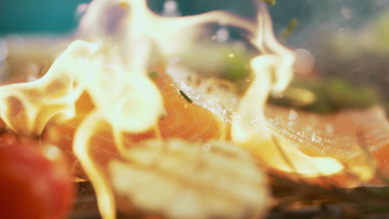 채소와 함께 불타는 연어