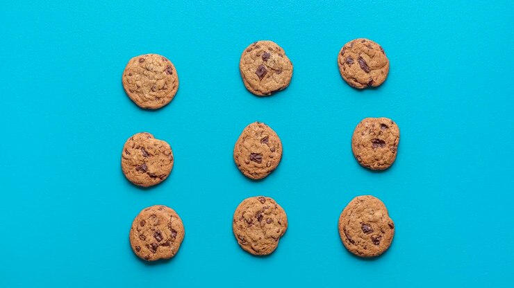 cookies de chips de chocolate animação. cookies se movendo em fundo azul
