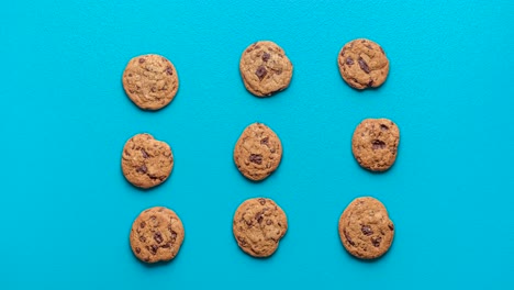 Animación-De-Galletas-Con-Chispas-De-Chocolate.-Galletas-Que-Se-Mueven-Sobre-Un-Fondo-Azul.