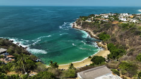 Luftaufnahme-Rund-Um-Den-Strand-Playa-Carrizalillo-Im-Sonnigen-Puerto-Escondido,-Mexiko