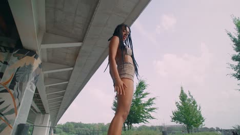 mujer bajo un puente