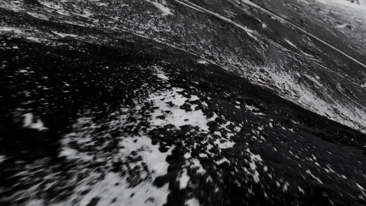 아이슬란드의 얼어붙은 산들 위로 fpv 드론 비행
