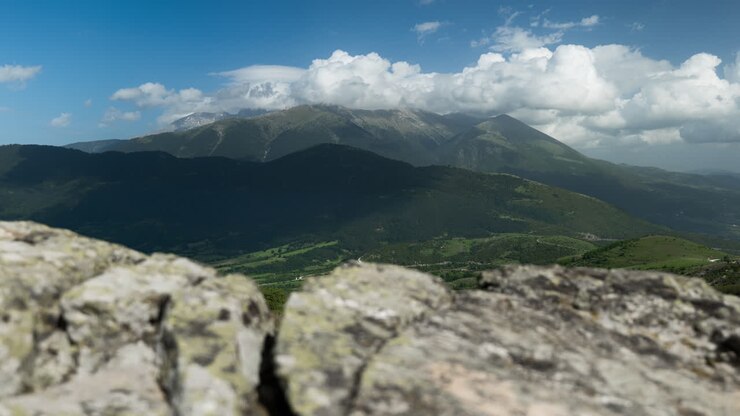 Timelapse del Monte Olimpo, Grecia, con movimiento de deslizador motorizado en un día soleado.
