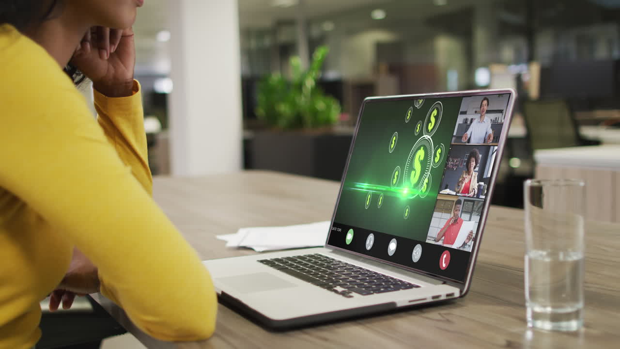mujer de negocios biracial que usa una computadora portátil para videollamadas con diversos colegas de negocios