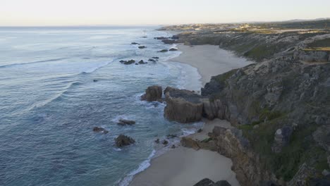 Vista-De-La-Playa-De-Praia-Do-Malhao-Al-Amanecer,-En-Portugal