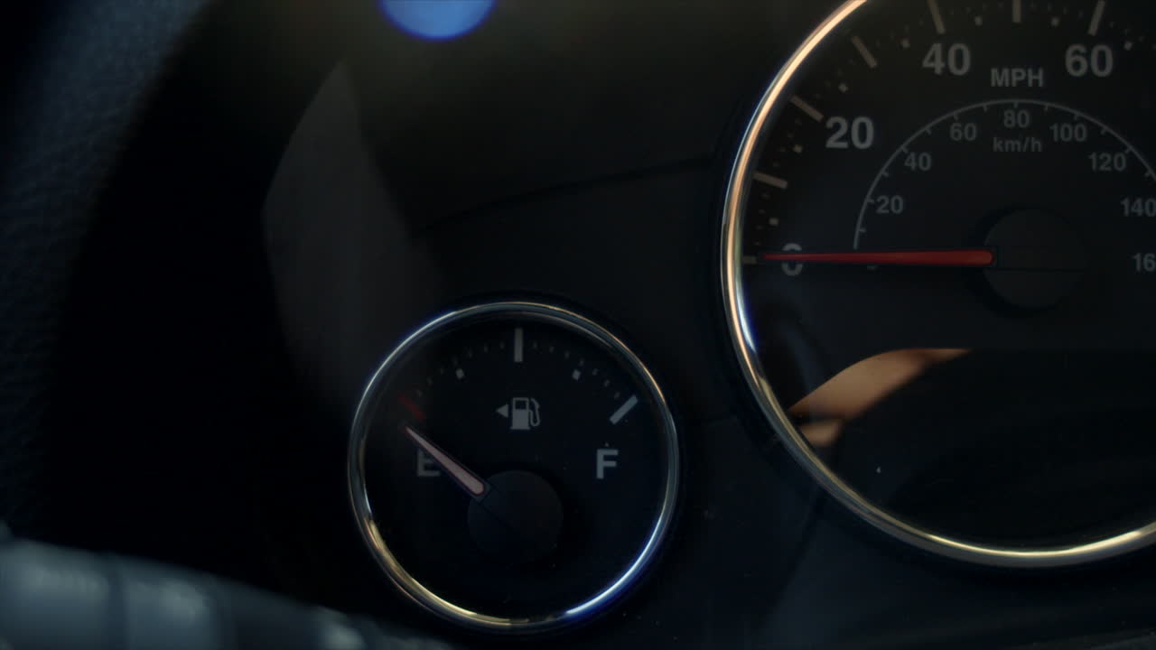 대시보드의 가스 게이지가 비어 있다고 표시됨