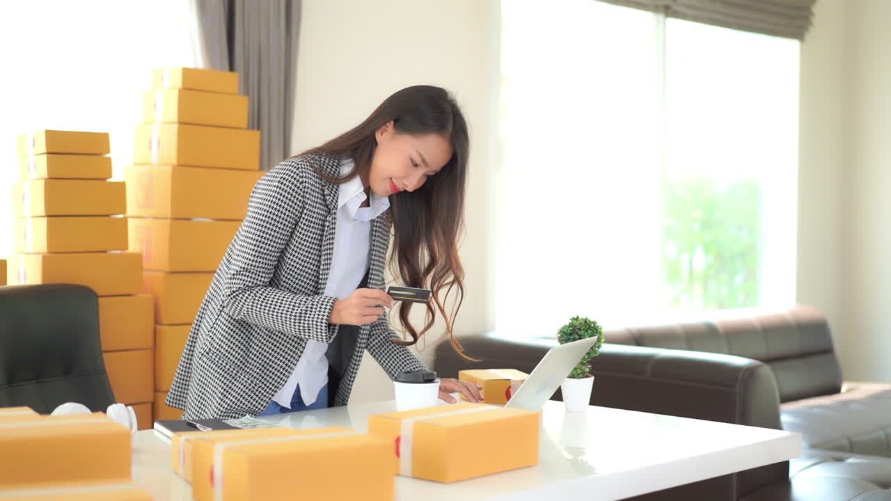 ノートパソコンにクレジットカード番号を入力後、感情的に反応する魅力的な若い女性ビジネスパーソン