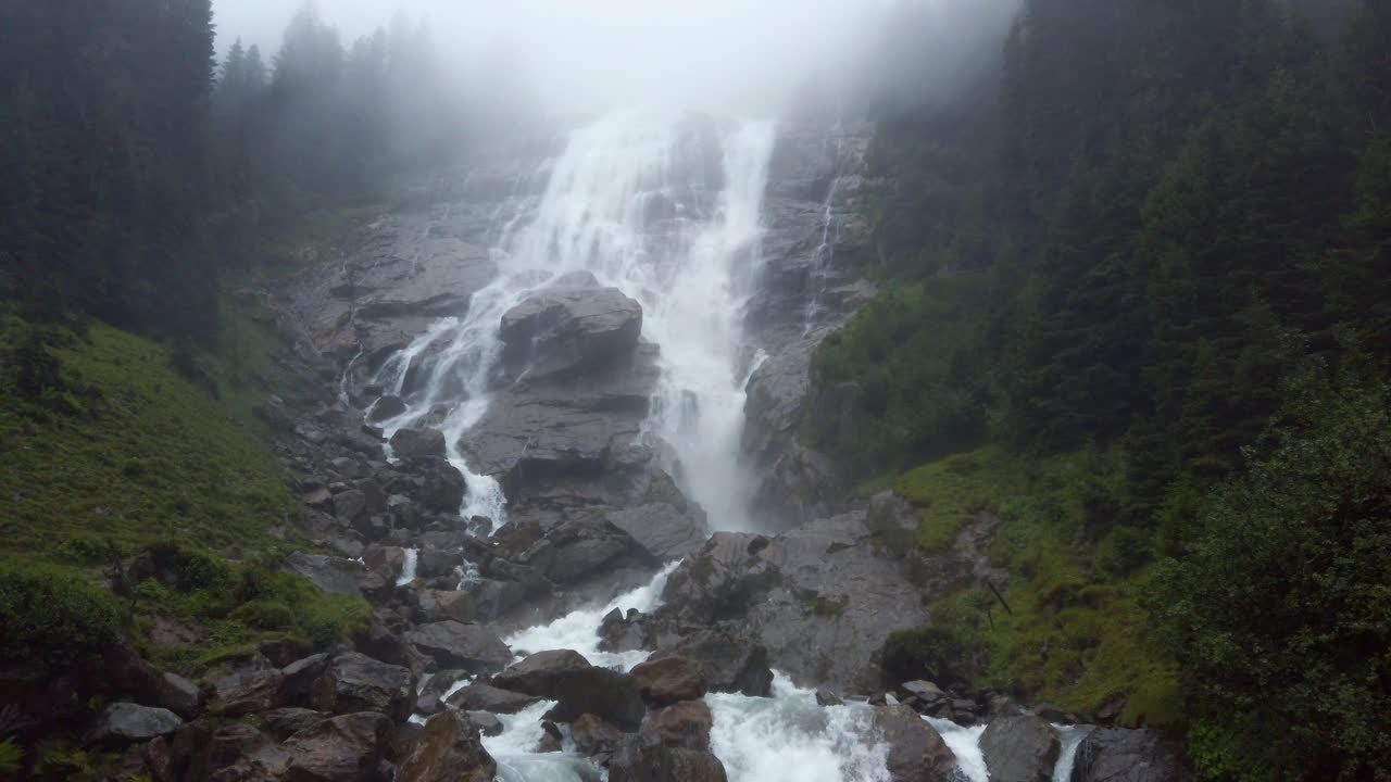 tiro inclinado de la cascada grawa en un día nublado y lluvioso en el valle de stubai, tirol, austria